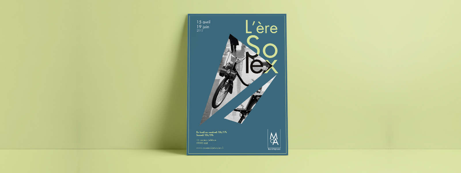 Mise en situation d'une affiche présentant une exposition sur le Solex